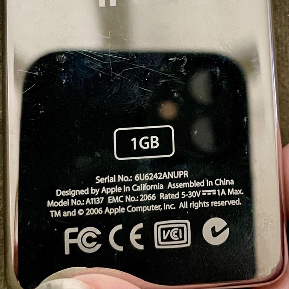 Apple iPod Nano 1st Gen (Black) with original charger - Picture 7 of 8